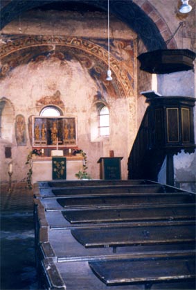 Hier der restaurierte Altar in der Kirche